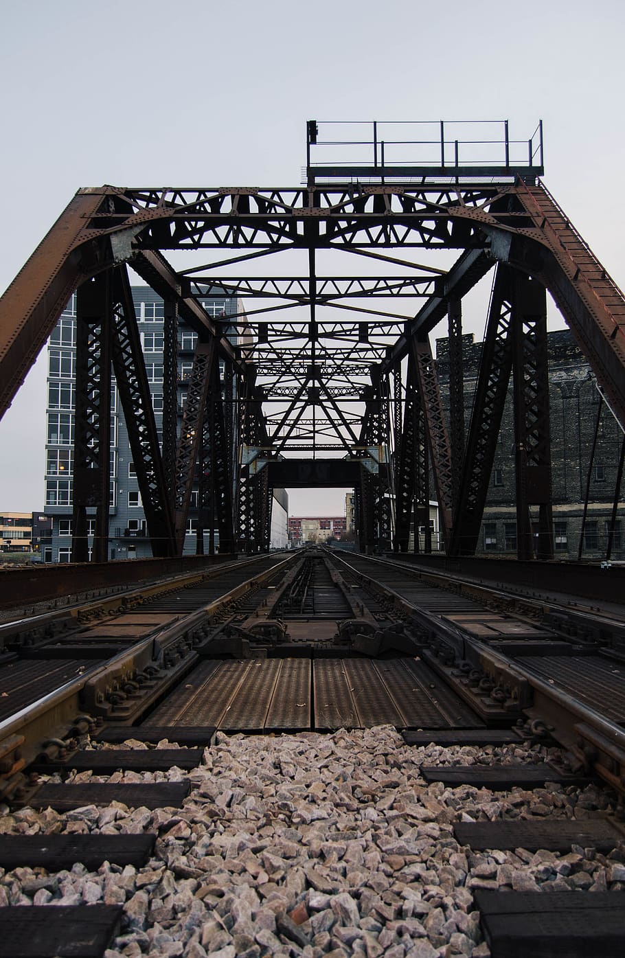 Milwaukee, arbre, arbres, ciutat, gran ciutat, tren, vies del tren, ferrocarril, industrial, ciutat industrial, vida de ciutat, urbà, foto, desaprofitar, descarregar, entrar, hivern, Nadal, pista, transport per ferrocarril, vies del ferrocarril, arquitectura, estructura construïda, transport, pont, el camí a seguir, connexió, pont - estructura feta per l'home, metall, direcció, pont ferroviari, cel, naturalesa, dia, perspectiva decreixent, cap gent, cel clar, manera de transport, a l'aire lliure, ferro - metall, llarg, 4K