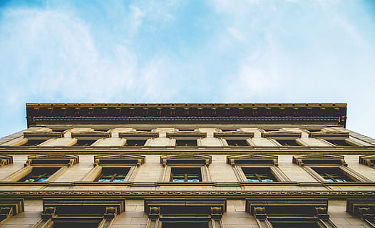 arquitectura, edifici, infraestructura, estructura, establiment, apartament, finestres, condomini, hotel, núvols, cel, estructura construïda, exterior de l'edifici, vista d’angle baix, finestra, dia, cap gent, núvol - cel, ciutat, naturalesa, història, a l'aire lliure, el passat, destinacions de viatge, viatjar, costat a costat, façana, columna arquitectònica, 4K, CC0, domini públic, lliure de regalies