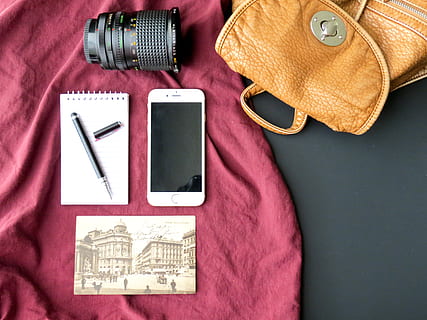 eben, legen, Fotografie, iphone, Notizbuch, DSLR-Objektiv, Zubehörteil, Hintergrund, Rucksack, schwarz, schwarzer Hintergrund, Kameraobjektiv, Handy, Farben, Design, Elektronik, Leder, Notizblock, Objekte, Stift, Telefon, Foto, Bildschirm, Smartphone, Technologie, Berührungsempfindlicher Bildschirm, Verbindung, kabellose Technologie, Brille, Mobiltelefon, tragbares Informationsgerät, Stillleben, direkt darüber, Kleidung, keine Leute, Mode, persönliches Accessoire, Tasche, drinnen, High Angle View, Tabelle, Kommunikation, pinke Farbe, Nahansicht, Jeans, 4K, CC0, gemeinfrei, lizenzfrei