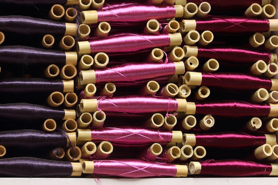 Faden, Stoff, Nähen, Kleider, Spule, Bambus, Textil-, Material, Marokko, Geschäft, Stapel, große gruppe von gegenständen, keine Leute, drinnen, Auftrag, Fülle, in einer Reihe, Studioaufnahme, mehrfarbig, Anordnung, Variation, Wahl, Nahansicht, Stillleben, Vollbild, Wiederholung, Hintergründe, Sammlung, 5K