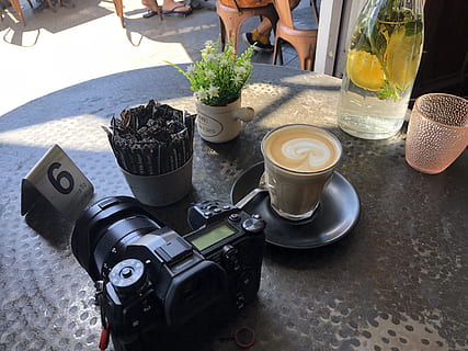 aparat foto, Electronică, uman, persoană, cană de cafea, ceașcă, ceramică, plantă, borcan, planta in ghiveci, vază, băutură, pantof, încălţăminte, îmbrăcăminte, haine, plantator, floare, inflori, mancare si bautura, masa, prospeţime, gustare, vedere în unghi mare, alimente, cafea, sticlă, pahar de băut, natură moartă, cafea - băutură, zi, halbă, oameni apropiați, oameni adevărați, o persoana, 4K, CC0, domeniu public, fără drepturi de autor