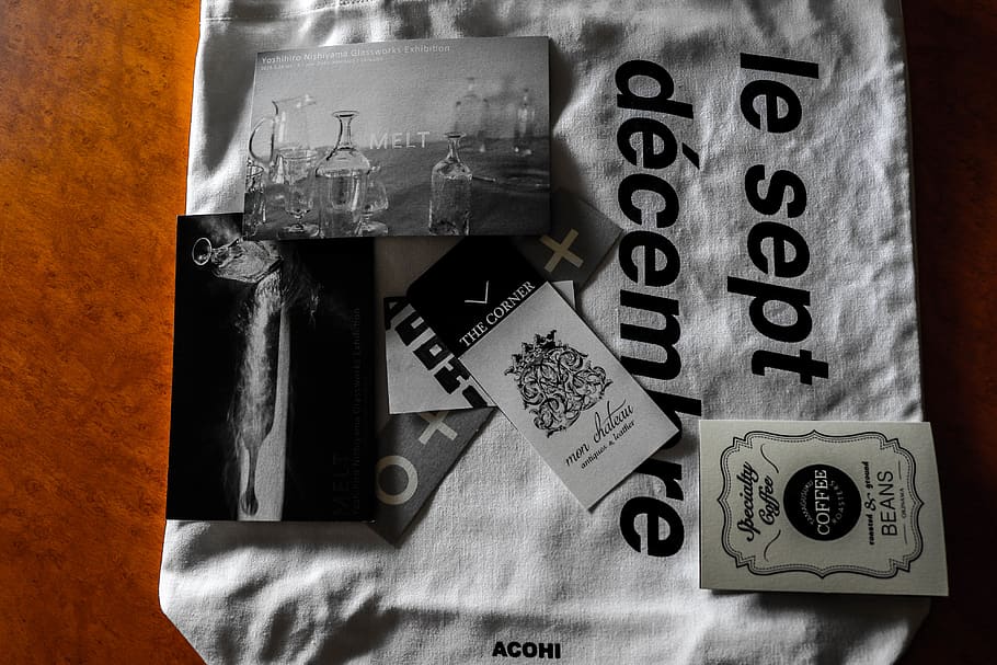 tekst, etiket, reklame, plakat, ord, papir, flyer, brochure, collage, penge, nummer, symbol, alfabet, klistermærke, aluminium, vokssegl, genbrugssymbol, filmappe, fil bindemiddel, flaske, meddelelse, tæt på, ingen mennesker, stilleben, indendørs, betalingsmiddel, finansiere, papirvaluta, forretning, gruppe af objekter, gruppe, vestlige script, rigdom, bord, høj vinkel visning, beholder, skygge, økonomi, 4K