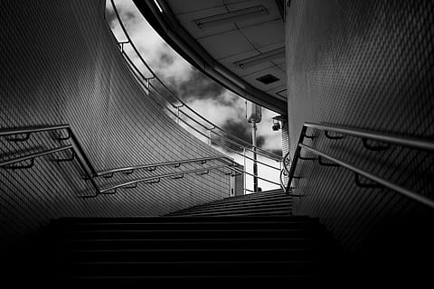 fotografia in scala di grigi, vuoto, le scale, costruzione, ringhiera, Cloudscape, architettura, bianco e nero, design moderno, all'aperto, alzando lo sguardo, buio, ombra, astratto, Kyoto, Giappone, bianca, nero, cielo, stazione della metropolitana, scala, struttura costruita, passaggi, moderno, scena urbana, in casa, acciaio, nessuno, salendo, futuristico, punto di fuga, metallo, prospettiva decrescente, Inquadratura dal basso, città, industria di costruzioni, vita di città, prospettiva personale, scala mobile, pavimentazione, esterno dell'edificio, 5K, CC0, dominio pubblico, privo di copyright