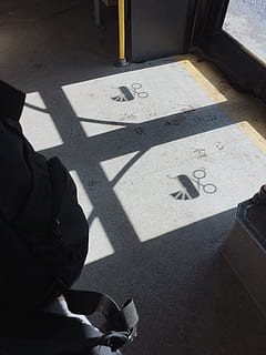 verschlossene Türen, Mensch, Person, Astana, im Bus, Kasachstan, Zeichen, bekleidung, Kleidung, Tür, Fenster, Bus, Schatten, Maschine, Kinderwagen, Reflexion, Sonnenlicht, Reise, Transport, Mantel, High Angle View, echte Menschen, Männer, eine Person, Tag, Lebensstile, Freizeitbeschäftigung, draußen, menschliches Körperteil, Natur, niedriger Abschnitt, Text, Stehen, Körperteil, menschliches Bein, Kommunikation, nicht erkennbare Person, Fokus auf Schatten, 2K, CC0, gemeinfrei, lizenzfrei