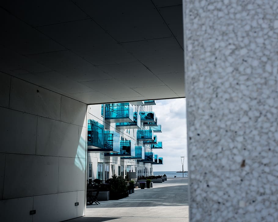 muro di cemento grigio, architettura, struttura costruita, caratteristica della parete, esterno dell'edificio, costruzione, direzione, mezzi di trasporto, giorno, città, nessuno, illuminato, all'aperto, vetro - materiale, la strada davanti, moderno, sentiero, parete, soffitto, colonna architettonica, edificio per uffici esterno, calcestruzzo, 4K
