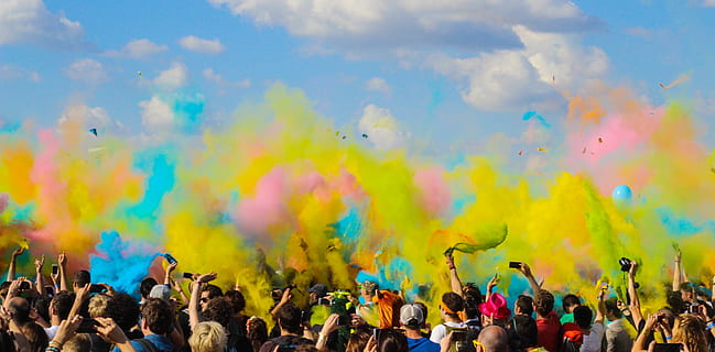 persone, folla, pubblico, festa, colori, Fumo, bombe, concerto, evento, cielo, nuvole, amici, gruppo, multicolore, gruppo di persone, godimento, holi, celebrazione, grande gruppo di persone, persone reali, festival tradizionale, divertimento, solidarieta, lancio, emozione, Festival, felicità, mano, braccio umano, mano alzata, braccia alzate, eccitazione, arto umano, 5K, CC0, dominio pubblico, privo di copyright