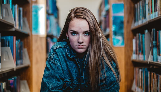 portrett, hylle, én person, ser på kameraet, innendørs, bok, ung voksen, utgivelse, bokhylle, utdanning, forfra, unge kvinner, bibliotek, fokusere på forgrunnen, student, læring, hodeskudd, uformelt antrekk, frisyre, studere, vakker dame, tenåring, 5K, CC0, offentlig domene, opphavsrett gratis