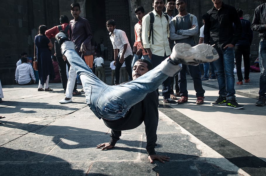 home, trencar, dansa, persona, humà, gent, Índia, pune, shaniwar wada, pose de ball, activitats de lleure, tango, multitud, ballant, busker, carrer, ciutat, urbà, hip hop, mà de mà, vorera, ballarí de carrer, persones reals, grup de persones, gran grup de persones, longitud completa, dia, homes, llum solar, estils de vida, activitat d'oci, roba casual, arquitectura, ombra, dones, caminar, moviment, sendera, a l'aire lliure, 2K