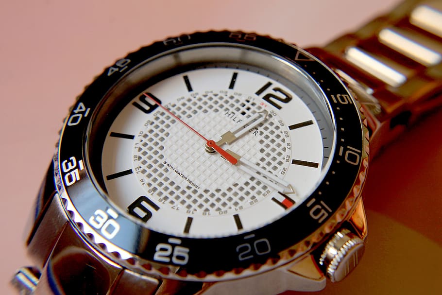 rundă, negru, tommy hilfiger analog, ceas, afișarea, 12:14 timpul, analog, clasic, numărătoarea inversă, ore, târziu, minute, moment, număr, numerele, secunde, timp, timer, Tommy Hilfiger, ceas de mână, precizie, la mâna a doua, minutar, fata de ceas, a închide, instrument de timp, studio shot, în interior, accesoriu personal, nici o persoana, fundal colorat, un singur obiect, Modă, ora mâinii, luxos, argintiu colorat, 4K