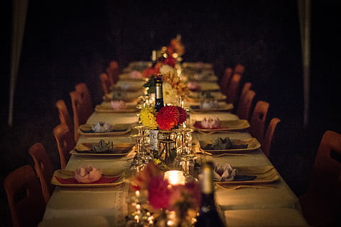 bianca, verde, ceramica, piatti, Marrone, di legno, tavolo da pranzo, tavolo, piatto, luce, cena, tavola apparecchiata, nozze, matrimonio, floreale, fiore, mangiare, cibo, vuoto, buio, bicchiere, apparecchiare la tavola, incontro, sposarsi, unione, ristorante, celebrazione, argenteria, cenare, tovagliolo, decorazione, evento, banchetto, eleganza, sedia, preparativi, tovaglia, candela, nessuno, organizzazione, in casa, lusso, romanza, arredamento, ambientazione, vasellame, festa - evento sociale, pasto, pranzo, notte, 4K, CC0, dominio pubblico, privo di copyright