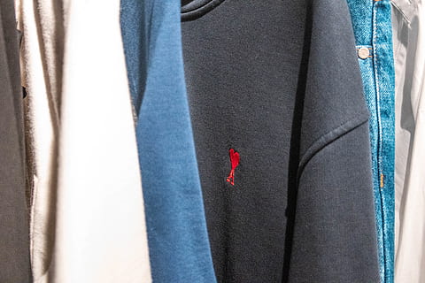 top negro, vestir, ropa, manga, manga larga, suéter, accesorios, Corbata, accesorio, camisa de entrenamiento, pantalones, humano, persona, lana, capucha, chaqueta de sport, chaqueta, capa, cárdigan, Moda, de cerca, textil, fotograma completo, elección, gente, negocio, bien vestido, variación, traje, adentro, camisa con botones, compras, adulto, sección en medio, rojo, azul, consumismo, prenda, ropa de caballero, 5K, CC0, dominio público, libre de derechos