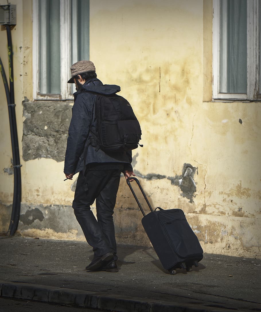 jove, noi, home, motxilla, troler, emmagatzematge, masculí, anar, la vorera, edifici, deteriorat, trist, tapa, barba, hivern, finestres, maleta, transport, la persona, una persona, longitud completa, persones reals, dia, arquitectura, homes, de peu, celebració, estructura construïda, funció de construcció de parets, bossa, a l'aire lliure, ciutat, caminar, roba, vista del darrere, equipatge, adult, roba casual, bastó per caminar, uniforme, 4K