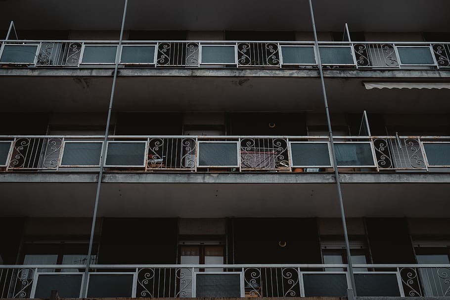 balcons buits, europa, gratacels, edifici, casa, fons de pantalla, canviant d'humor, tardor, Itàlia, balcó, ciutat, estructura construïda, arquitectura, exterior de l'edifici, vista d’angle baix, dia, finestra, ocupació, barana, a l'aire lliure, treball, persones reals, vidre - material, seguretat, protecció, 5K
