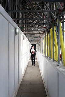 om, mers, coridor, persoană, uman, Regatul Unit, Londra, balustradă, constructie, în aer liber, urban, salariat, Carieră, stres, samuel zeller, fujifilm, stradă, santier, costum, lucrător de birou, muncă, arhitectură, lungime totală, oameni adevărați, o persoana, construită, calea de urmat, stiluri de viață, direcţie, zi, diminuarea perspectivei, clădire, Activitatea de agrement, permanent, arcadă, haine casual, bărbați, vedere din spate, tavan, coloană arhitecturală, 4K, CC0, domeniu public, fără drepturi de autor