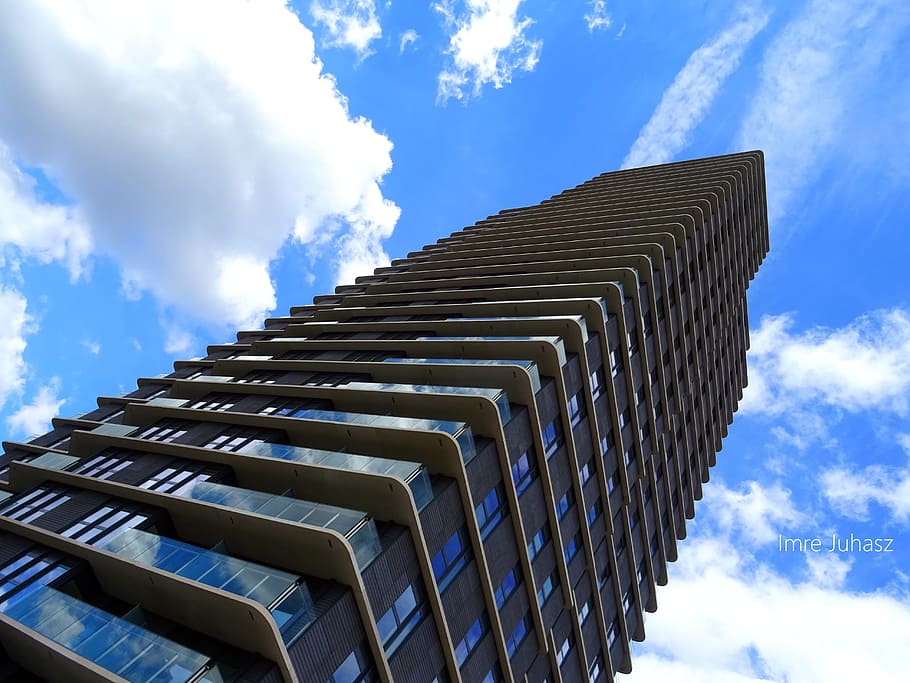 edifici alt, diseny arquitectònic, arquitectura, edifici, núvols, disseny, futurista, vidre, articles de vidre, panells de vidre, finestres de vidre, alt, tir en angle baix, modern, a l'aire lliure, reflexions, cel, gratacels, acer, tecnologia, torre, urbà, finestres, núvol - cel, vista d’angle baix, dia, estructura construïda, naturalesa, cap gent, en fila, exterior de l'edifici, patró, blau, llum solar, escala, alta - alta, repetició, buit, exterior d’edifici d’oficines, 5K
