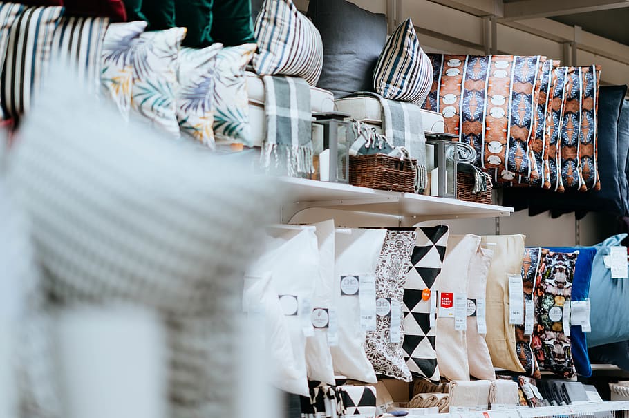 forskellige, kaste, puder, Skærm, detail, valg, til salg, variation, stor gruppe af objekter, arrangement, i en række, marked, detailvisning, selektiv fokusering, ingen mennesker, indendørs, tekstil, butik, stilleben, tøj, overflod, markedsbod, dag, handle ind, salg, bestille, 5K