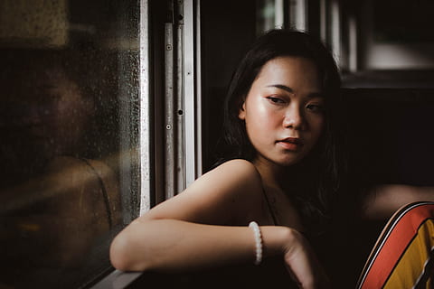 Perlen weißes Armband, Zug, Fenster, Reflexion, Porträt, asiatisch, Ausschau halten, launisch, Regen, traurig, allein, Brünette, thai, Reise, Transport, Transit, Frau, eine Person, Frauen, Menschen, Erwachsene, drinnen, junger Erwachsener, Schönheit, suchen, braune Haare, nur eine frau, wunderschönen, junge Frau, Nur eine junge Frau, Sinnlichkeit, Sitzung, Einsamkeit, Lebensstile, Kamera betrachten, dunkel, echte Menschen, Mode-Modell, Entspannung, Mode, Eleganz, nachdenklich, kaukasischer Abstammung, nur Frauen, Traurigkeit, Verlangen, nur für Erwachsene, lange Haare, Wohngebäude, Legere Kleidung, hübsche Frau, ernst, kopieren sie platz, Weiblichkeit, Betrachtung, gemütlich, Depression - Traurigkeit, schöne Leute, menschliches Gesicht, süß, schwarzes Haar, Denken, Innen, schwarze Farbe, Teil von, Vertrauen, Glanz, 4K, CC0, gemeinfrei, lizenzfrei