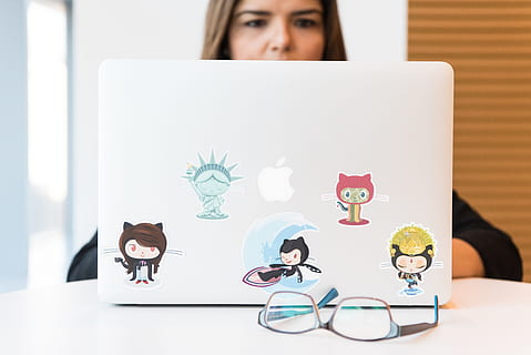 le web, développeur, travail, codeur, codage, programmeur, github, portable, macbook, ordinateur, femme, femelle, fille, des lunettes, adulte, La technologie, une personne, femmes, affaires, à l'intérieur, Technologie sans fil, jeune adulte, bureau, la communication, table, meubles, lien, photo du visage, jeune femme, femme d'affaires, utilisant un ordinateur portable, nouvelle entreprise, 5K, CC0, domaine public, libre de droits