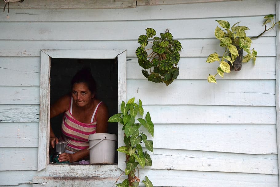 Cuba, café, una persona, retrato, gente real, planta, estilos de vida, arquitectura, vista frontal, exterior del edificio, estructura construida, ventana, día, ropa casual, adulto joven, actividad de ocio, mirando a la cámara, mirando, al aire libre, 4K