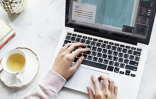 blogger, browsing, computer, kop, apparat, kvinde, hånd, bærbar, meddelelse, teknologi, trådløs teknologi, bord, forbindelse, menneskelig hånd, drikke, menneskelig kropsdel, høj vinkel visning, tastatur, indendørs, krus, en person, forfriskning, møbel, kaffekop, bruger bærbar computer, maskinskrivning, finger, glas, 4K, CC0, offentligt domæne, royaltyfrie
