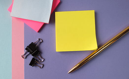 notes Post-it, Remarques, travail, Bureau, rappel, Remarque, note adhésive, papier, jaune, personne, espace de copie, à l'intérieur, blanc, prise de vue en studio, fournitures de bureau, attaché, bloc note, groupe d'objets, directement au-dessus, document, la communication, affaires, fermer, message, agrafe, liste de choses à faire, petit groupe d'objets, 4K, CC0, domaine public, libre de droits