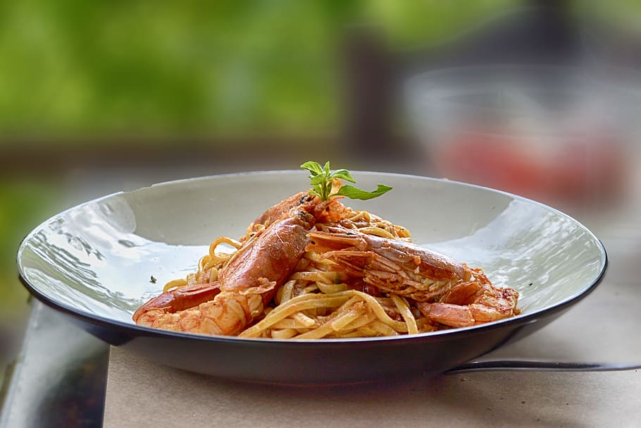 fotografia de primer pla, cuit, gambes, pasta, alfàbrega, borrós, primer pla, cuina, deliciós, profunditat de camp, plat, focus, menjar, fotografia de menjar, menjar italià, fulles, dinar, a l'aire lliure, placa, llagostins, salsa, marisc, espaguetis, taula, saborós, menjar i beguda, alimentació saludable, llest per menjar, frescor, benestar, cap gent, centrar-se en primer pla, carn, bol, a l'interior, vegetals, herba, sopar, vaixella, 4K