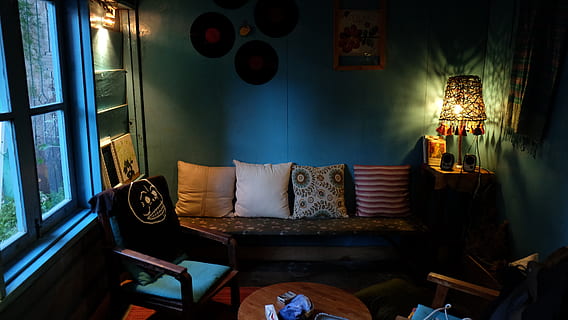 dalat, cabina, a l'interior, mobles, il·luminat, equips d’il·luminació, habitació domèstica, interior de casa, cap gent, absència, marc, taula, cadira, sala d'estar, seient, funció de construcció de parets, sofà, coixí, llum elèctrica, arquitectura, edifici, tauleta auxiliar, 4K, CC0, domini públic, lliure de regalies