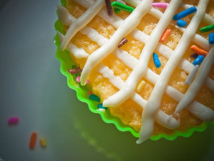 cupcake, aspersors de caramel, blanc, superfície, pastís, menjar, menjar i beguda, indulgència, llest per menjar, menjar poc saludable, primer pla, frescor, natura morta, menjar dolç, a l'interior, temptació, dolç, postres, cap gent, vista d’angle alt, patata, menjar ràpid, mida de la porció, al forn, patata preparada, berenar, 4K, CC0, domini públic, lliure de regalies