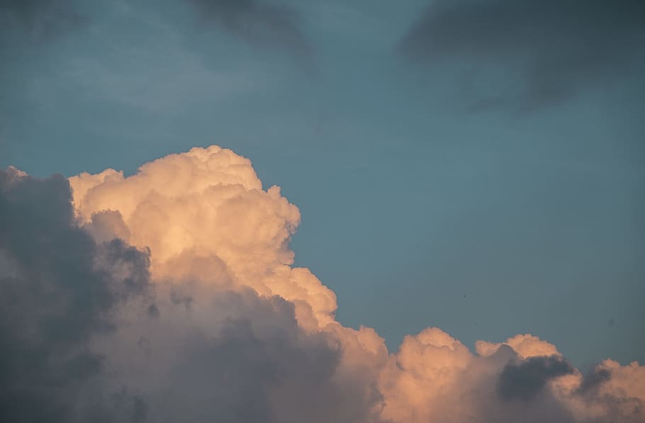 nuvole sul cielo, atmosfera, cielo blu, nuvolosità, nuvole, Cloudscape, nuvoloso, colore, alba, luce del giorno, Paradiso, meteorologia, all'aperto, panoramico, cielo, skyscape, tempesta, estate, tramonto, viaggio, tempo metereologico, nuvola - cielo, bellezza nella natura, la tranquillità, natura, Inquadratura dal basso, scenics - natura, nessuno, scena tranquilla, giorno, idilliaco, sfondi, copia spazio, luce del sole, colore arancione, 4K