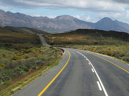 cinzento, concreto, esvaziar, estrada, caminho, rodovia, asfalto, alcatrão, pássaro, animal, viagem, África, África do Sul, tuinroute, rota do jardim, inclinação, natureza, ao ar livre, promontório, platô, cascalho, estrada de terra, montanha, símbolo, transporte, marcação de estrada, o caminho a seguir, marcação, cadeia de montanhas, céu, nuvem - céu, beleza na natureza, direção, placa, scenics - natureza, cena não urbana, tranquilidade, panorama, cena tranquila, ninguém, meio Ambiente, Perspectiva Diminutiva, linha amarela dupla, linha divisória, longo, 4K, CC0, domínio público, royalty free