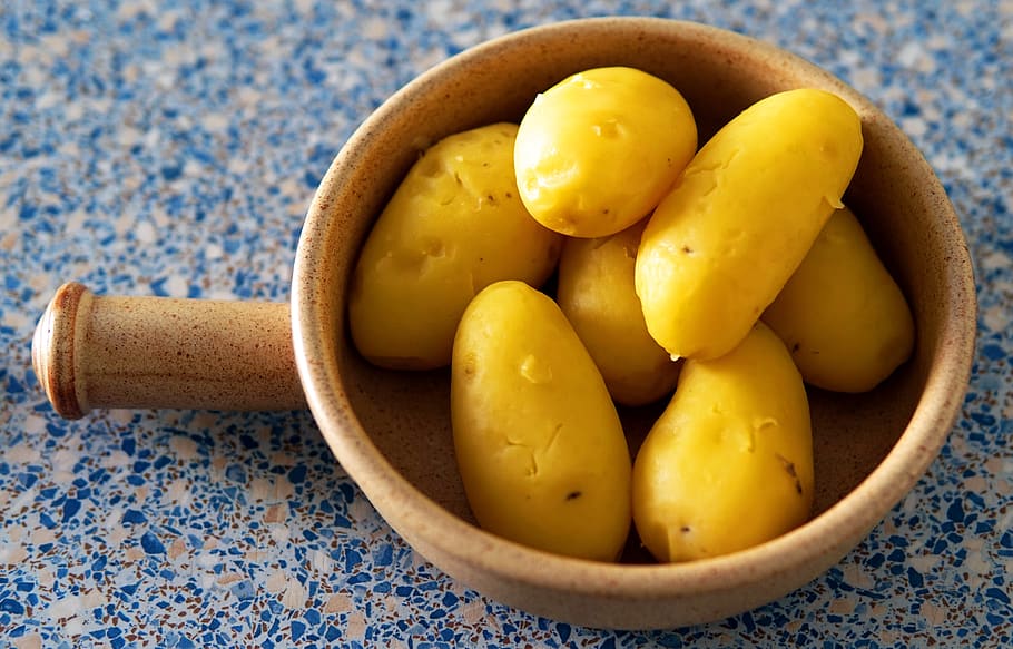 patate, pelato, lavoro in cucina, cibo, cibo e bevande, mangiare sano, benessere, freschezza, ciotola, in casa, verdura, frutta, giallo, avvicinamento, nessuno, natura morta, direttamente sopra, tovaglia, utensile da cucina, pronto a mangiare, vista dall'alto, Patata, tavolo, cibo vegetariano, dieta, 4K