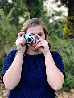 moteris, imtis, nuotraukos, medžiai, gražus, kamera, mielas, skaitmeninė kamera, akis, linksma, laisvalaikis, objektyvas, fotografija, graži, fotoaparatas - fotografijos įranga, vienas asmuo, fotografijos temos, fotografavimas, ūkyje, technologijos, Laisvalaikio veikla, realūs žmonės, veikla, Vaizdas iš priekio, portretas, žiūri į fotoaparatą, gyvenimo būdą, jaunuolis, sutelkti dėmesį į naujas žinias, jauna moteris, fotografijos įranga, moterys, atsitiktinis apranga, Fotografas, lauke, graži moteris, šukuosena, 4K, CC0, Viešasis domenas, nemokamai