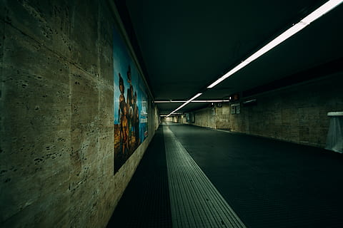 tom underpass, korridor, tunnel, gulve, etage, belysning, krypt, lys, flare, fodgænger, gelænder, bunker, bygning, kunst, silhuet, køretøj, togstation, tog, terminal, transportmidler, arkitektur, belyst, murbygningsfunktion, retning, vejen frem, bygget struktur, belysningsudstyr, ingen mennesker, tom, undergrundsbane, væg, faldende perspektiv, indendørs, fravær, sti, offentlig transport, nat, loft, fodgængertunnel, underjordiske gangbro, lang, lys ved enden af ​​tunnelen, 5K, CC0, offentligt domæne, royaltyfrie