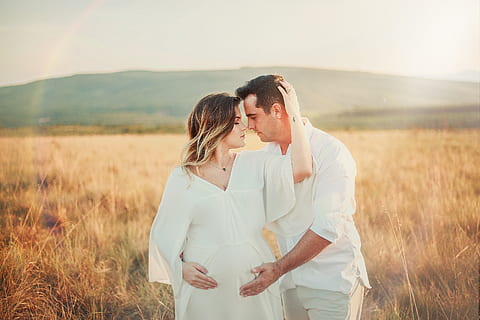 parella al camp, afecte, parella, efecte, abraçada, moda, camp, herba, felicitat, oci, amor, home, maternitat, a l'aire lliure, gent, sessió de fotos, embaràs, embarassada, romanç, romàntic, estiu, sol, posta de sol, junts, unió, desgast, vestit blanc, dona, dues persones, parella - relació, homes, emoció positiva, de peu, adult jove, emoció, adult, dones, home jove, petons, dones joves, naturalesa, parella heterosexual, 5K, CC0, domini públic, lliure de regalies