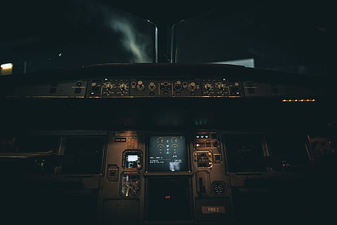 Ebene, Flugzeug, Deck, Dock, Cockpit, Fluggesellschaften, Himmel, Strassenfotografie, Pilot, sitzen, Sitz, Wolken, dunkel, Nacht-, Straße, Kunst, beleuchtet, Schalttafel, Steuerung, die Architektur, Transport, Transportmittel, keine Leute, Fahrzeuginnenraum, Reise, drinnen, gebaute Struktur, Glas - Material, Luftfahrzeug, öffentliche Verkehrsmittel, Technologie, Instrumententafel, Nachtleben, 4K, CC0, gemeinfrei, lizenzfrei