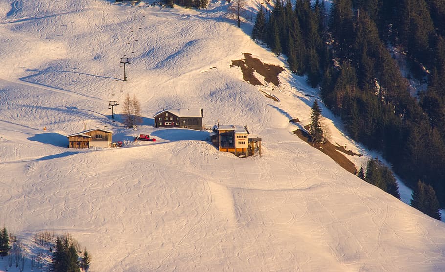 la neve, alm, sciare, inverno, alpino, natura, paesaggio, montagne, capanna, freddo, sport invernali, invernale, rifugio, Austria, nevoso, baita, Luce della sera, giorno, ambiente, mezzi di trasporto, modo di trasporto, montagna, industria, terra, macchinario, nessuno, all'aperto, veicolo terrestre, luce del sole, vista dall'alto, industria di costruzioni, catena montuosa, veicolo terrestre commerciale, clima arido, 4K