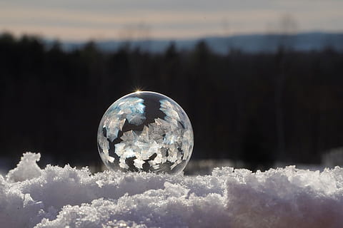 frysta, bubbla, vinter-, is, kristaller, moln - himmel, himmel, natur, sfär, miljö, reflexion, inget folk, scenics - natur, utomhus, transparent, skönhet i naturen, kristallkula, kristall-, fokusera på förgrunden, form, kall temperatur, snö, 2K, CC0, offentligt domän, royaltyfria