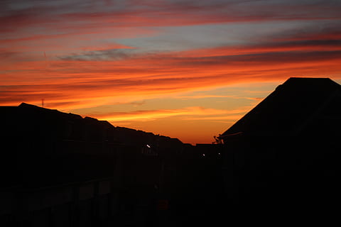 ciel, Orange, des nuages, le coucher du soleil, fond d'écran, d'or, jaune, belle, incroyable, bleu, soirée nuageuse, silhouette, ambiant, calme, soirée d'été, couleurs, mélange, haute définition, q, fond d'écran hd, architecture, nuage - ciel, structure construite, extérieur du bâtiment, couleur orange, bâtiment, beauté dans la nature, personne, la nature, paysages - nature, maison, Montagne, district résidentiel, en plein air, idyllique, ville, ciel dramatique, ciel romantique, 5K, CC0, domaine public, libre de droits