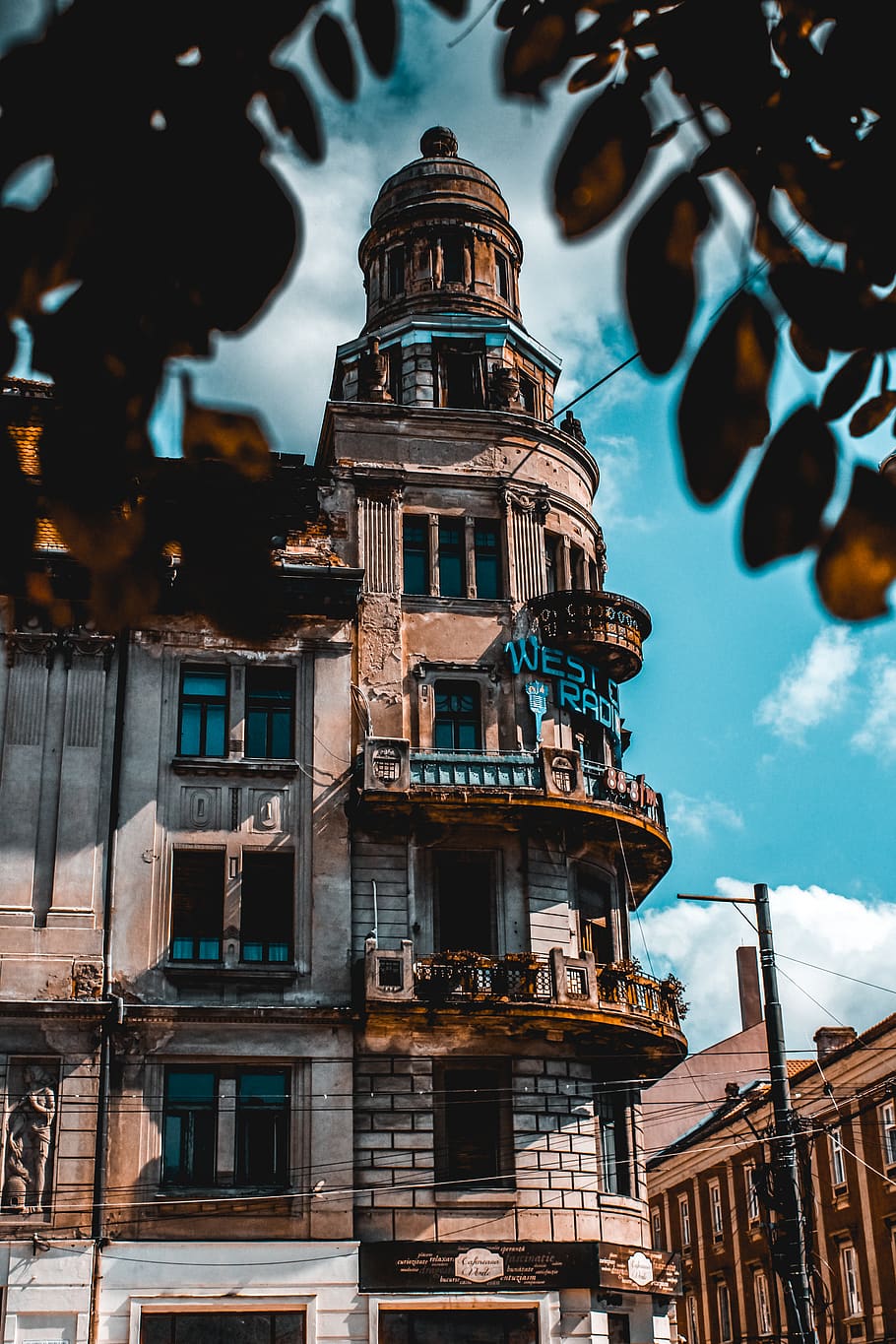 edifici de formigó gris, edifici, torre, arquitectura, fletxa, campanar, decoració de la llar, arbre, urbà, ciutat, finestra, carrer, cel blau, fulles, cel, cian, cúpula, vianants, barana, exterior de l'edifici, estructura construïda, vista d’angle baix, núvol - cel, naturalesa, cap gent, dia, lloc de culte, religió, el passat, espiritualitat, a l'aire lliure, història, rellotge, 5K