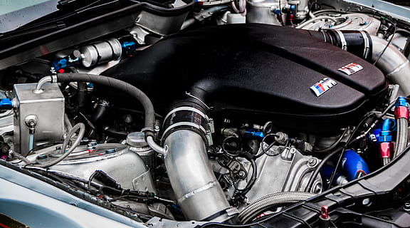 bmw, motor, motor bmw, s85, cotxe de carreres, tecnologia, màquina, vehicle, enginyeria, metall, mecànic, automòbil, automoció, manera de transport, transport, vehicle terrestre, primer pla, cotxe, cap gent, maquinària, a l'interior, dia, complexitat, indústria, moto, viatjar, connexió, part de la màquina, part del vehicle, color plata, crom, 5K, CC0, domini públic, lliure de regalies