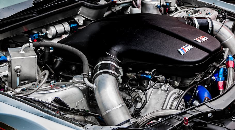 bmw, motor, motor bmw, s85, cotxe de carreres, tecnologia, màquina, vehicle, enginyeria, metall, mecànic, automòbil, automoció, manera de transport, transport, vehicle terrestre, primer pla, cotxe, cap gent, maquinària, a l'interior, dia, complexitat, indústria, moto, viatjar, connexió, part de la màquina, part del vehicle, color plata, crom, 5K