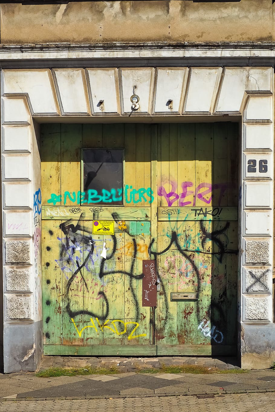 objectiu, passarel·la, entrada, vell, edifici, fusta, deteriorat, lamentable, arquitectura, casa, façana, façana de la casa, humor, resistent, caduc, atmosfera, graffiti, estructura construïda, exterior de l'edifici, cap gent, art i artesania, dia, creativitat, funció de construcció de parets, a l'aire lliure, metall, abandonat, paret, multicolor, porta, finestra, desordenat, mural, 4K
