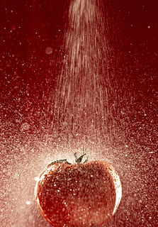 runde rote Tomaten, Pflanze, Obst, Lebensmittel, Apfel, Dessert, Karamell, Gemüse, Süßigkeiten, Süßwaren, schälen, Erdbeere, Blume, blühen, Rose, Anis, Pfeffer, Kirsche, kulinarisch, Kürbis, würzen, Essen und Trinken, gesundes Essen, rot, Wohlbefinden, Nahansicht, keine Leute, Frische, fallen, einzelnes Objekt, Studioaufnahme, Bewegung, positive Emotionen, drinnen, reif, Apfel - Frucht, Beerenfrucht, Herzform, Puderzucker, hell, 4K, CC0, gemeinfrei, lizenzfrei