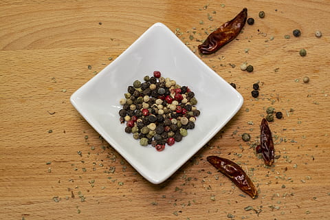 pebre, espècia, agut, cuinar, curry, menjar, picant, gust, ingredient, cuina, pebre vermell, Xile, grans de pebre, fusta, rústic, temporada, bol, porcellana, deliciós, sopar, natural, bio, menjar i beguda, taula, material de fusta, frescor, a l'interior, alimentació saludable, directament a sobre, benestar, fruita, cap gent, natura morta, vista d’angle alt, llest per menjar, placa, indulgència, primer pla, dolç, menjar dolç, temptació, 5K, CC0, domini públic, lliure de regalies