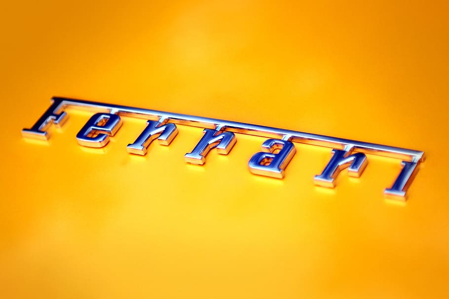 emblema de ferrari, logotip, símbol, marca comercial, text, emblema, cotxe, ferrari, groc, alfabet, llum, nombre, paraula, insígnia, naturalesa, a l'aire lliure, cel, esfera, licor, alcohol, begudes, cap gent, tir de l'estudi, fons de colors, a l'interior, còpia espai, en fila, primer pla, comunicació, guió occidental, color taronja, grup mitjà d'objectes, inclinació, grup d'objectes, natura morta, fons groc, il·luminat, negocis, sol objecte, fons taronja, 2K