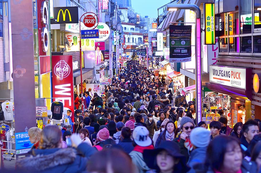 multitud entre edificis, humà, persona, vianants, multitud, gent, accessoris, ulleres de sol, accessori, urbà, desfilada, tokyo, frenètic, carrer, restaurant, trànsit, tarda, neó, harajuku, llums, carretera, ciutat, grup de persones, gran grup de persones, arquitectura, persones reals, exterior de l'edifici, vida de ciutat, estructura construïda, carrer de la ciutat, homes, adult, il·luminat, caminar, text, transport, publicitat, a l'aire lliure, 4K