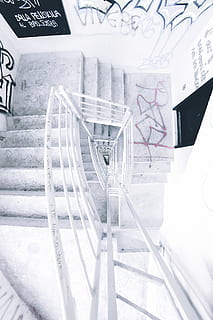 hvid spiral trappe, arkitektur, bygning, nutidige, tom, graffiti, gelænder, høj vinkel skud, indendørs, inde, lys, perspektiv, trappe, stål, trin, vandalisme, ingen mennesker, trapper og trapper, rækværk, bygget struktur, fravær, dag, spiralformet, hvid farve, stol, metal, sæde, meddelelse, tekst, glas, glas - materiale, 2K, CC0, offentligt domæne, royaltyfrie