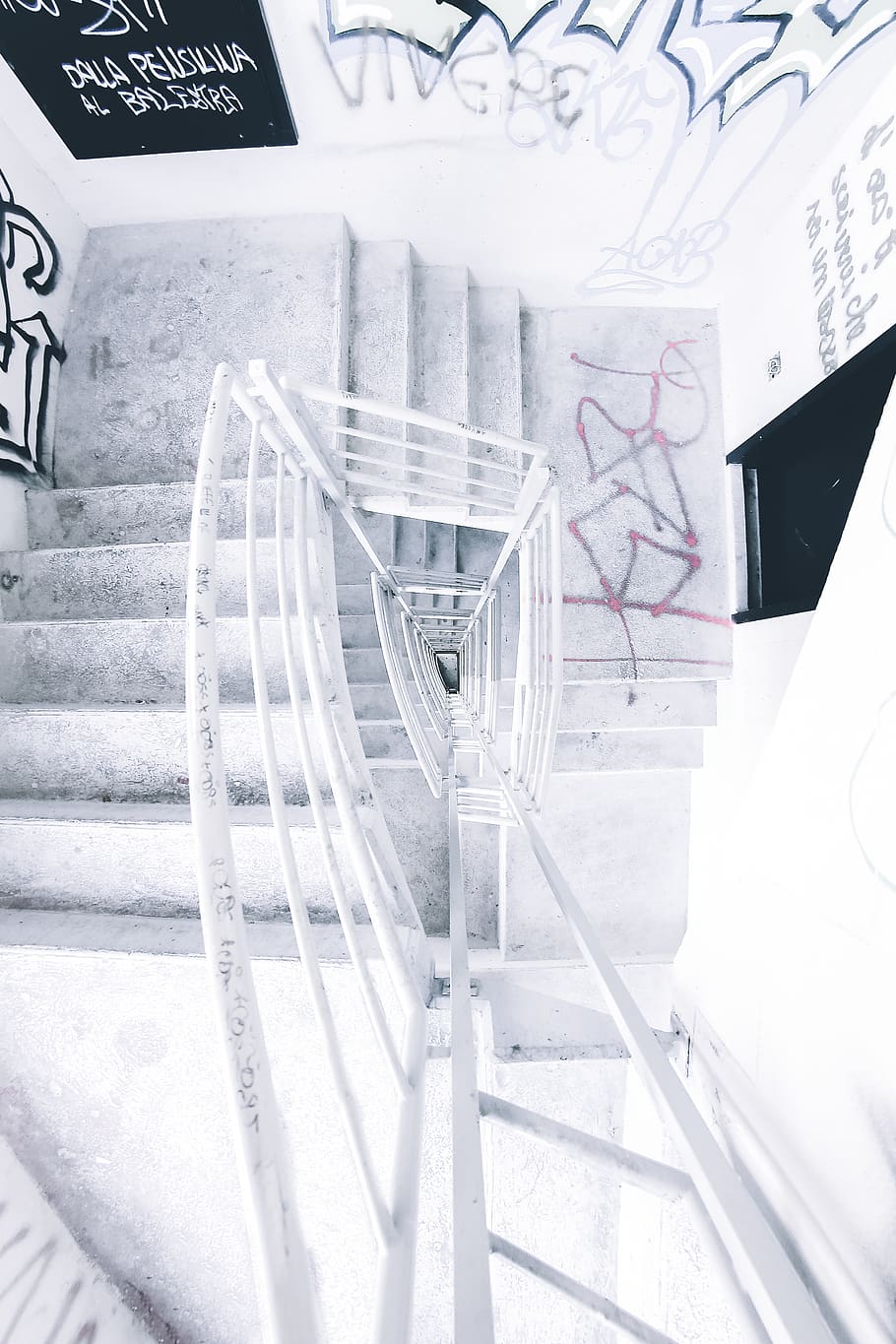 hvid spiral trappe, arkitektur, bygning, nutidige, tom, graffiti, gelænder, høj vinkel skud, indendørs, inde, lys, perspektiv, trappe, stål, trin, vandalisme, ingen mennesker, trapper og trapper, rækværk, bygget struktur, fravær, dag, spiralformet, hvid farve, stol, metal, sæde, meddelelse, tekst, glas, glas - materiale, 2K