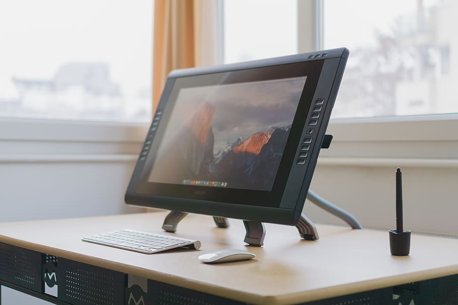 computer, tastatur, elektronik, moderne, teknologi, forretning, kontor, arbejde, skrivebord, bord, vindue, glas, indendørs, forbindelse, bærbar, trådløs teknologi, ingen mennesker, meddelelse, computerudstyr, computer tastatur, computerskærm, fokus på forgrunden, dag, desktop pc, møbel, 5K