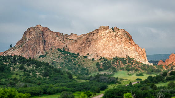formació de roca, naturalesa, a l'aire lliure, muntanya, pic, Serra, paisatge, penya-segat, altiplà, camp, vessant, muntanya al núvol, cim de muntanya, camps verds, camp verd, presentada, verd de la vessant, verd, edifici, habitatge, planta, cel, núvol - cel, escenics - natura, bellesa a la natura, rock, medi ambient, rock - object, cap gent, tranquil·litat, sòlid, terra, escena no urbana, escena tranquil·la, dia, arbre, formació, 4K, CC0, domini públic, lliure de regalies